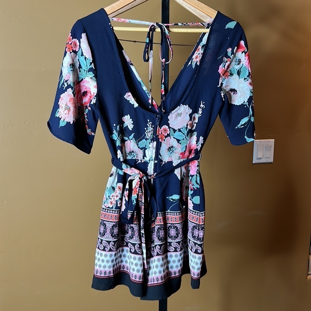 Three Pink Hearts Navy Floral Boho Romper Open Back Tie Waist Shorts Size XS - Picture 7 of 15